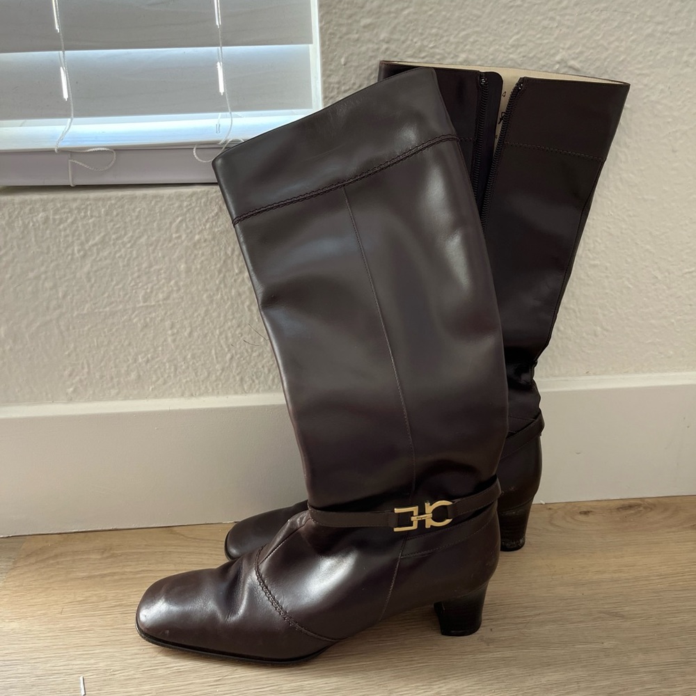 Barely used Salvatore Ferragamo dark brown leather boots size 6,5!